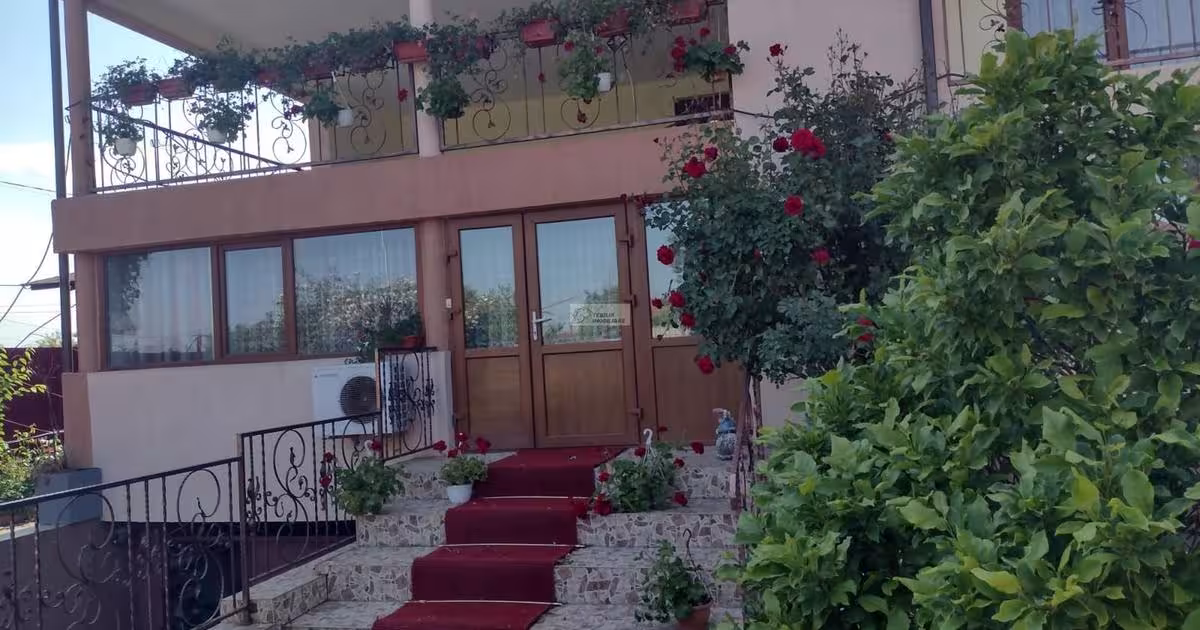 Casă cu 8 camere în Garoafa