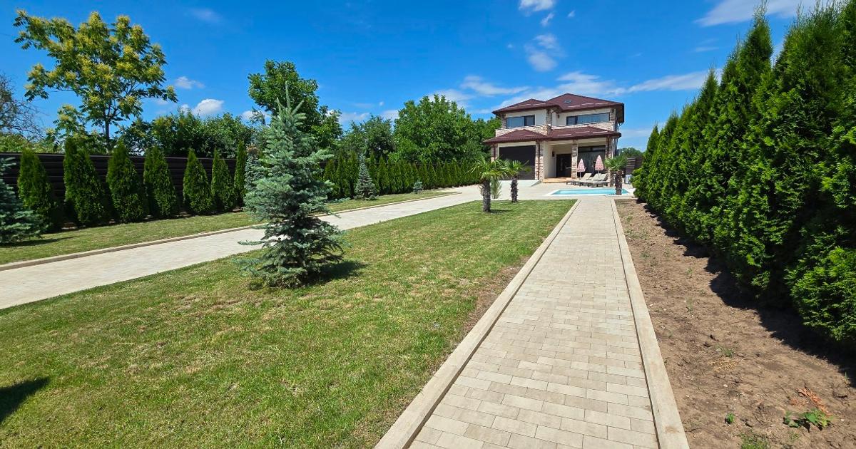 Casă 244 mp cu 5 camere în Giurgiu