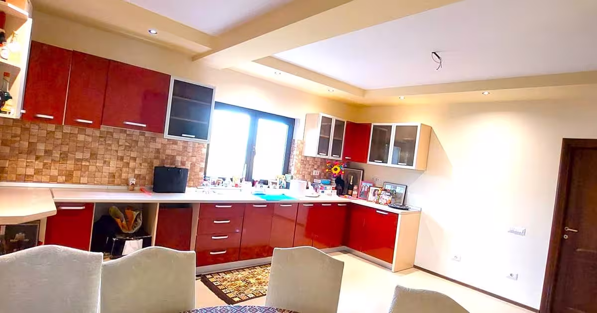 Casă 350 mp cu 7 camere în Gugești