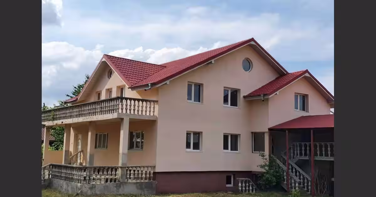Casă 470 mp cu 4 camere în Horia