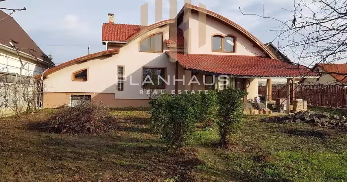 Casă 220 mp cu 5 camere în Lăpușel
