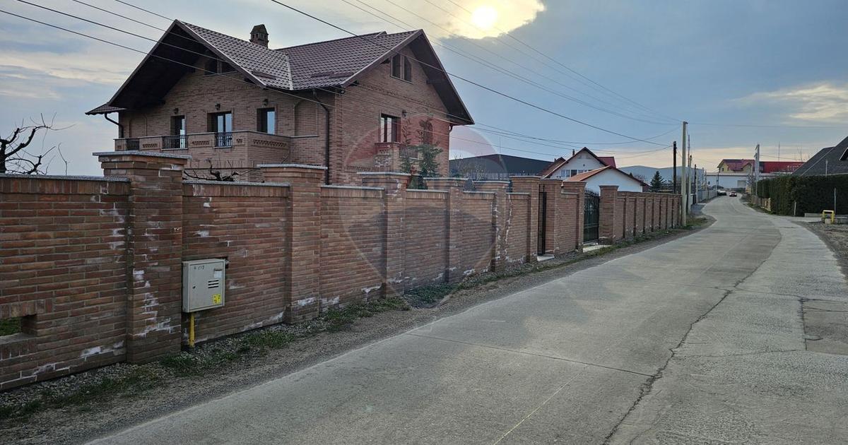 Casă 222 mp cu 5 camere în Șcheia
