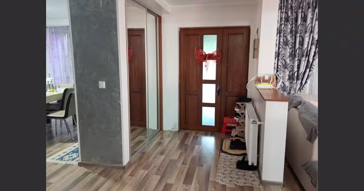 Casă 175 mp cu 4 camere în Șendreni