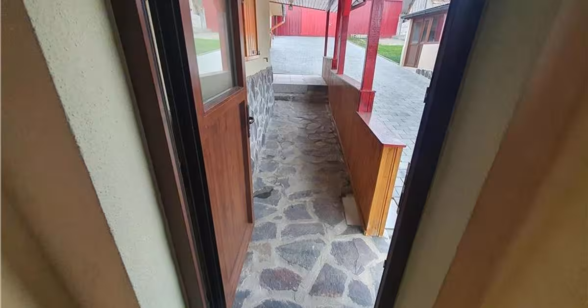 Casă 230 mp cu 4 camere în Slimnic