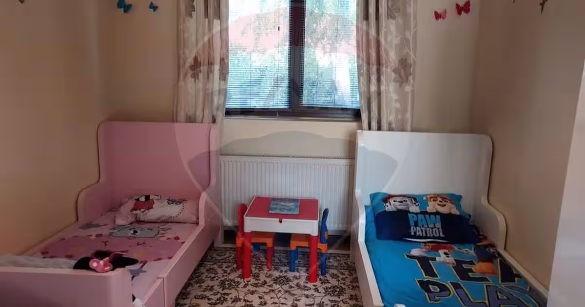 Casă 280 mp cu 5 camere în Tunari