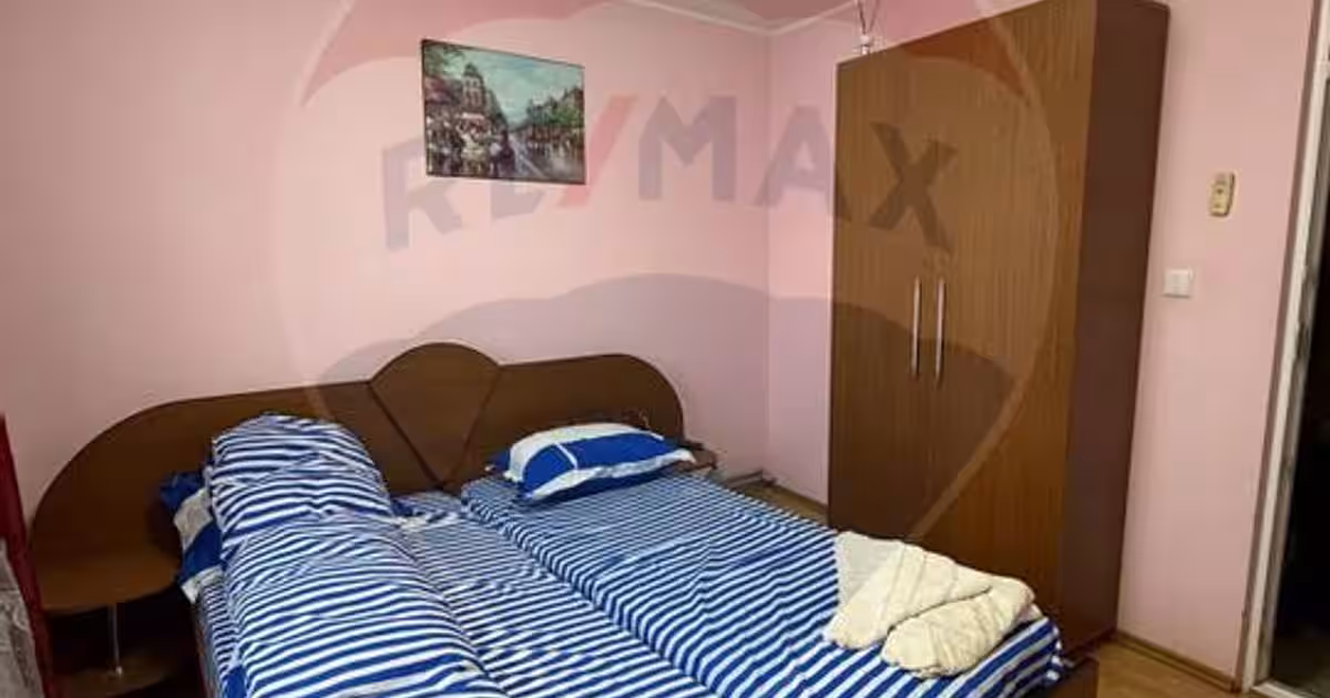 Casă 140 mp cu 8 camere în Urlați
