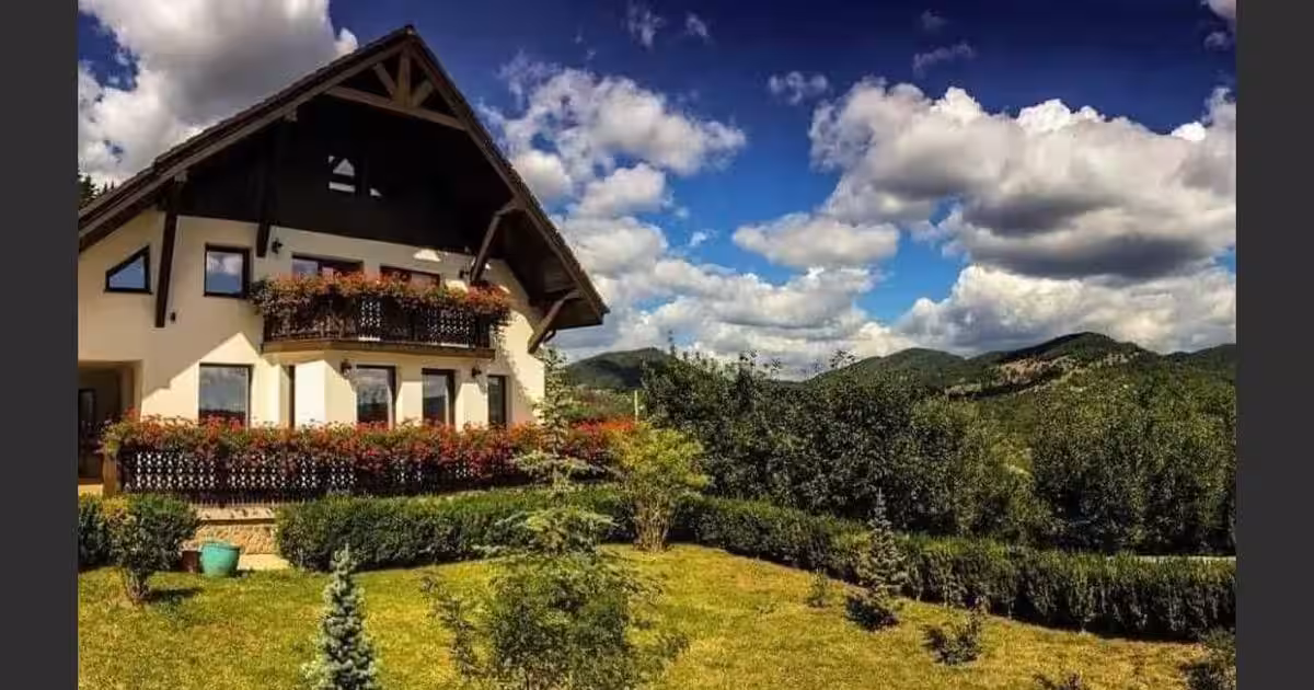 Casă 550 mp cu 7 camere în Vad