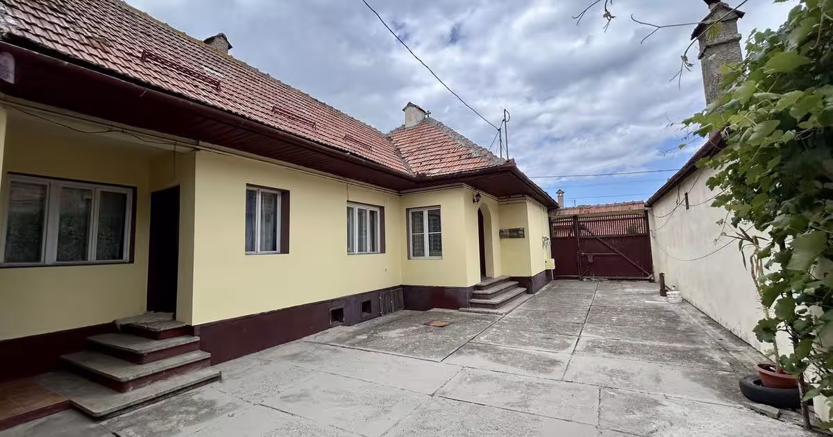 Casă individuală 451 mp cu 21 camere în zona Central, Zărnești