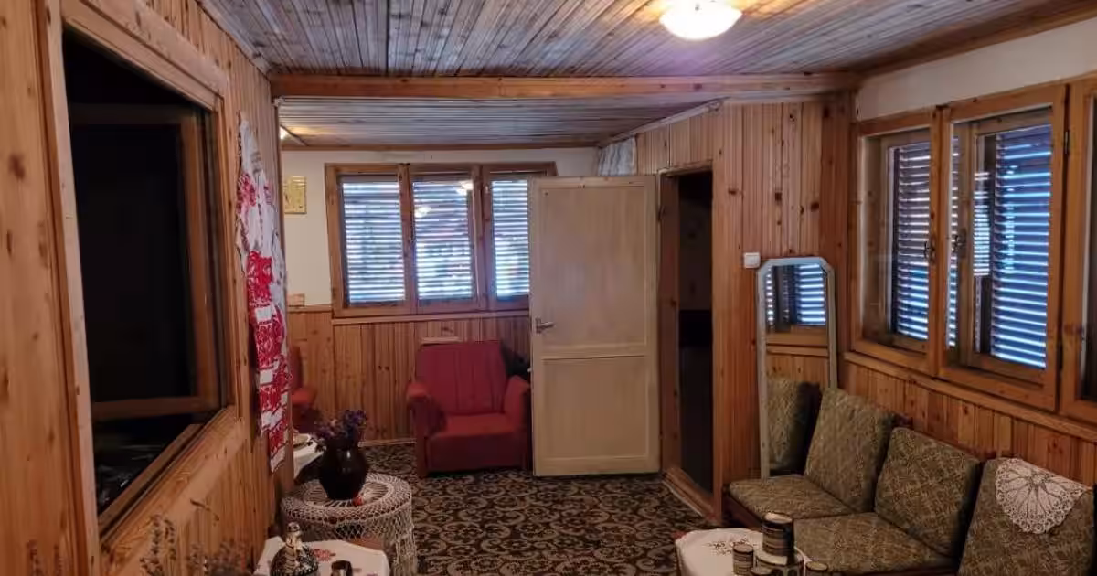 Casă individuală 250 mp cu 10 camere în Bușteni