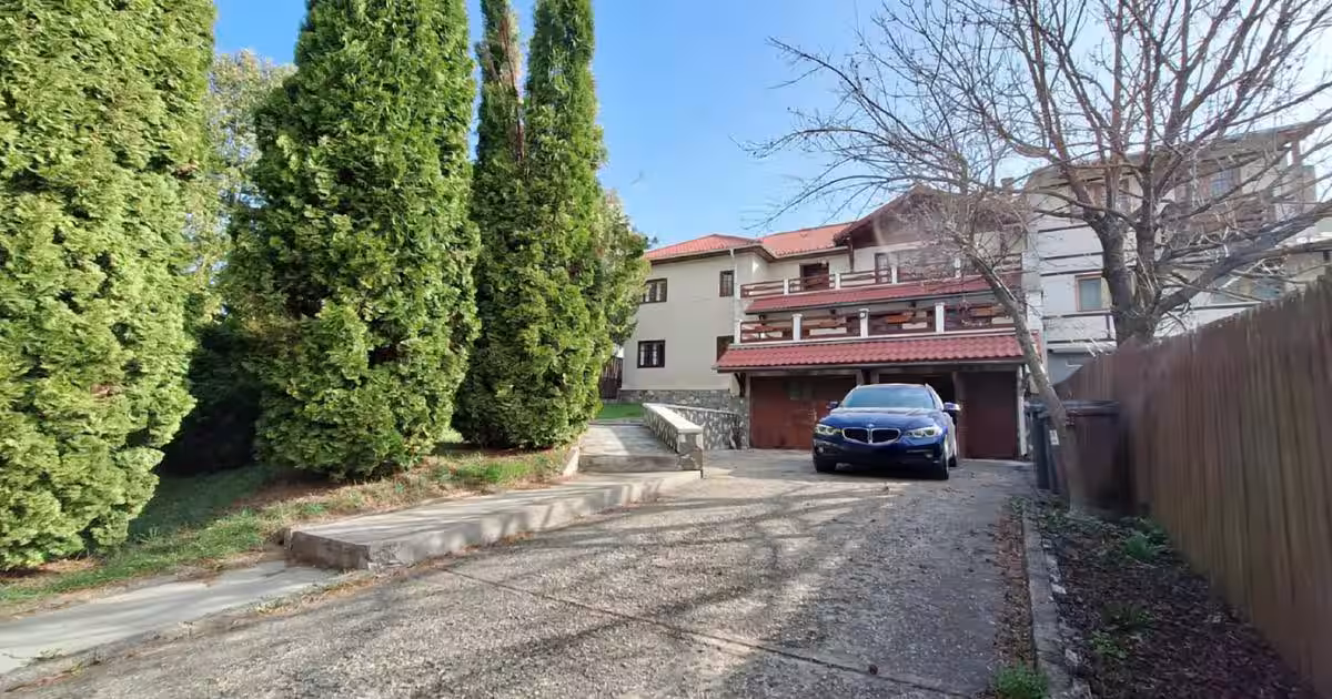 Casă individuală 561.43 mp cu 12 camere în Bușteni