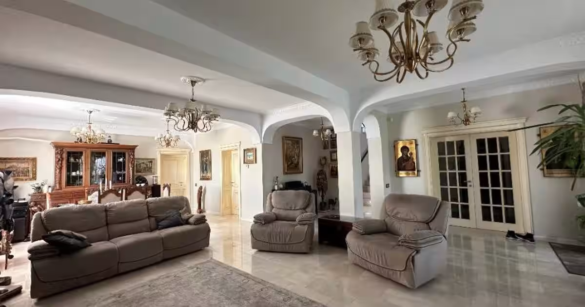 Reședință de colecție pe malul lacului/ Arhitectură neoromânească 2051 mp, teren