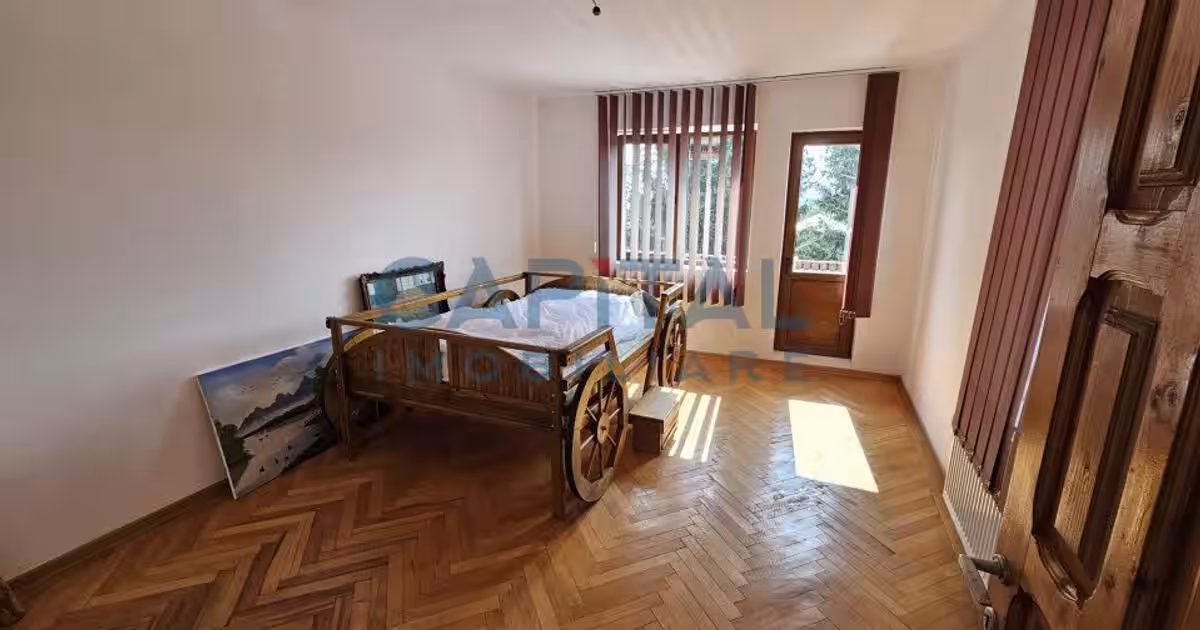 Casă individuală 626 mp cu 10 camere în Cordun