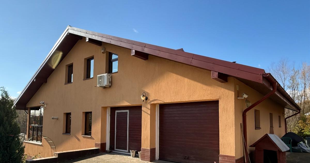 Vand vila si 8800 mp teren in Gura Vaii, Neamt- la 12 km de Piatra Neamt .