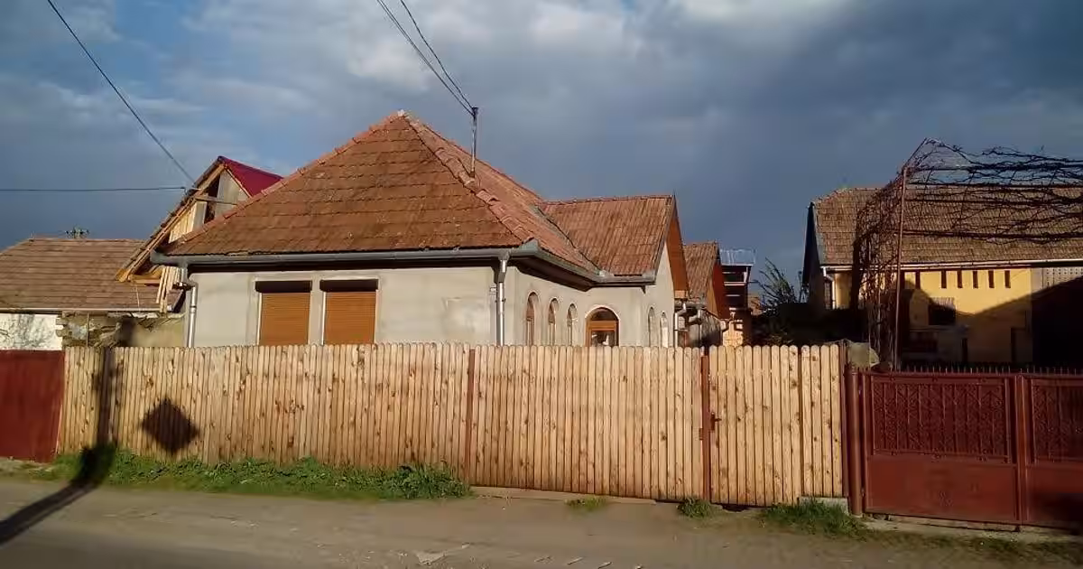 Vand casa cu 3 camere + dependinte, teren 320 mp, sat Ibanesti, str. Principala