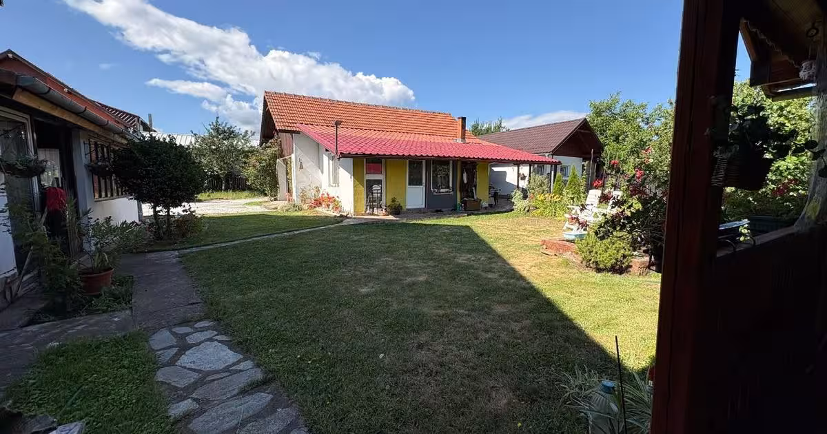 Casă individuală 200 mp cu 5 camere în Pui