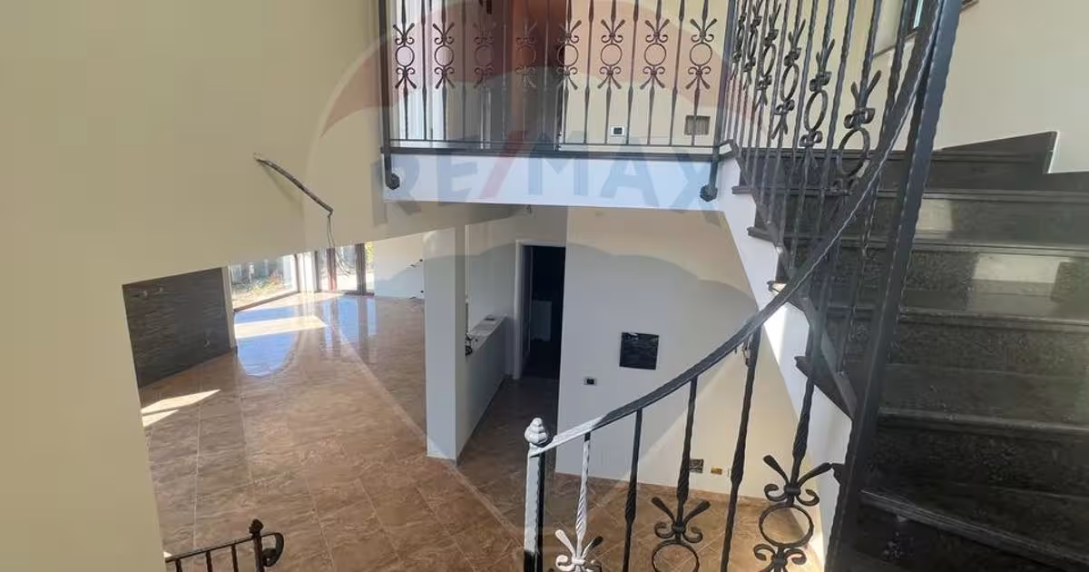 Casă individuală 250 mp cu 6 camere în Răstoaca