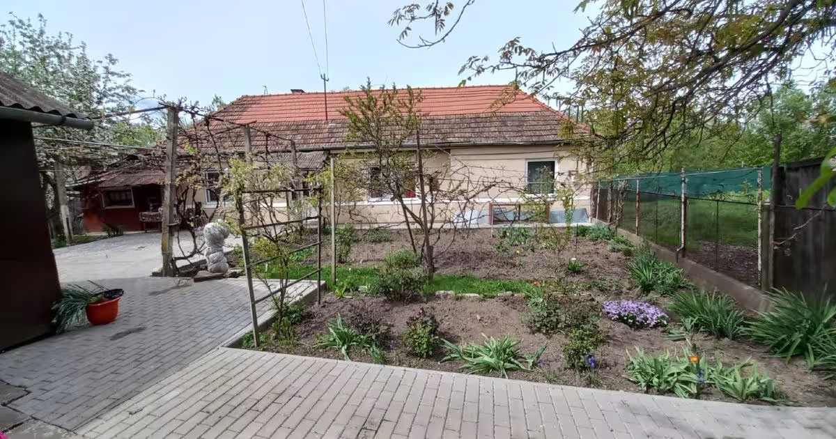 Casă individuală 120 mp cu 2 camere în zona Central, Reghin