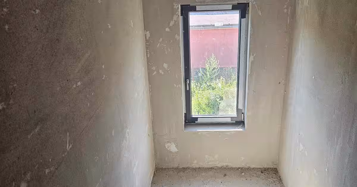 Casa duplex de vanzare,parter cu etaj,3 camere,2bai,garaj,constructie in rosu.