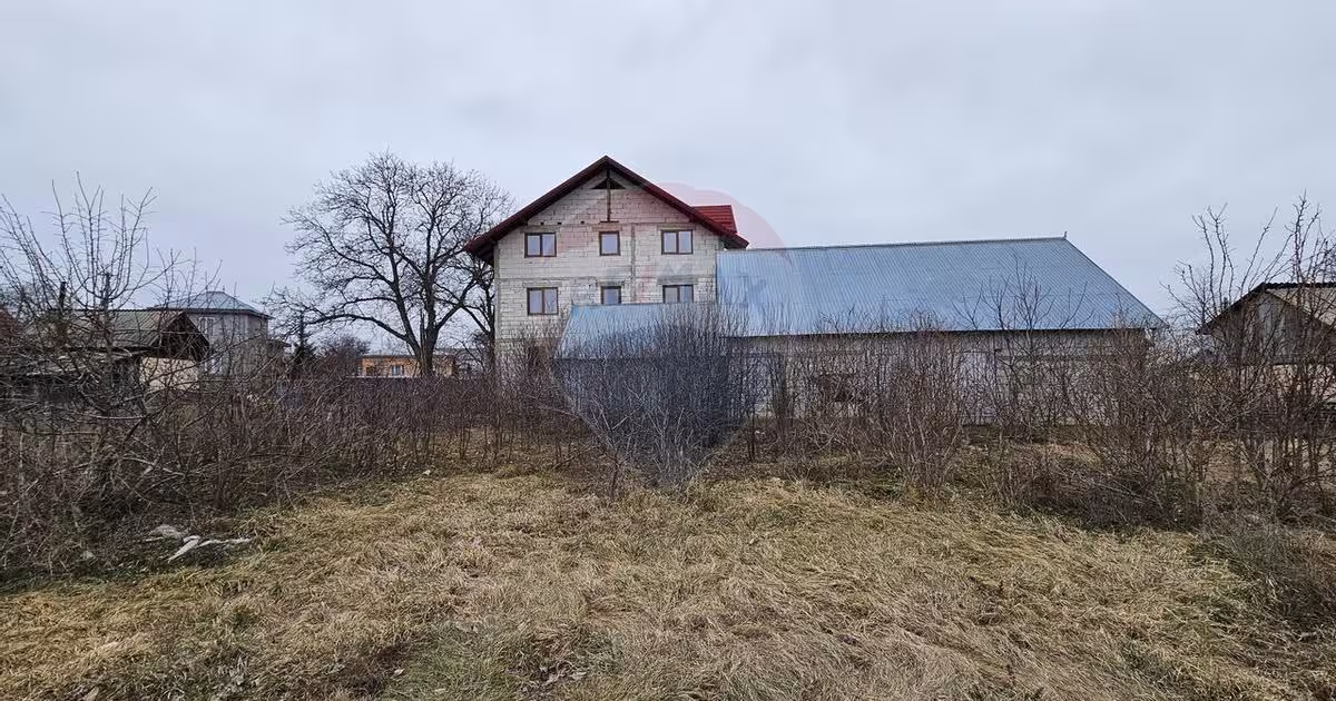 Casă individuală cu 12 camere în Siminicea