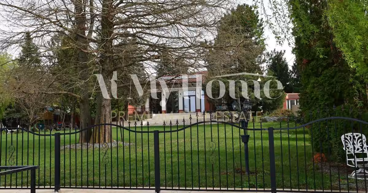 Vila unica pe malul Lacului Snagov, piscina si garaj ambarcatiuni, teren 1750 mp