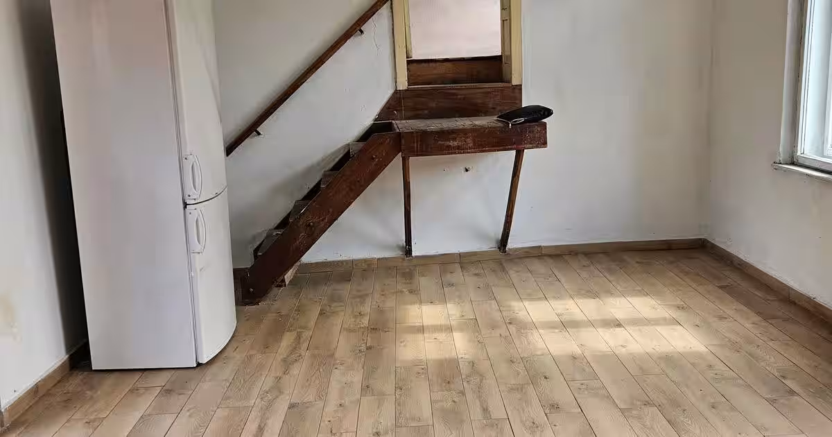 De vanzare casa centrala,situat  la 200m de centru,cu 5 camere,necesita renovat.