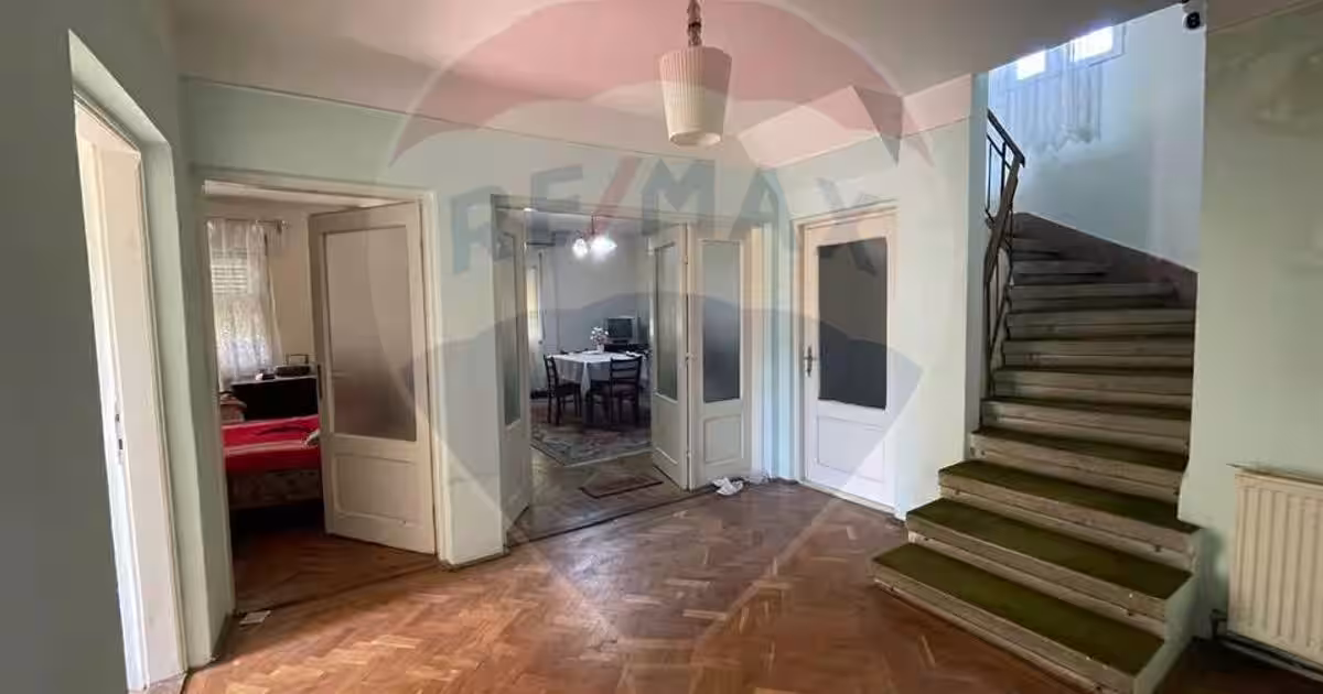 Casă individuală cu 4 camere în zona Central, Urlați