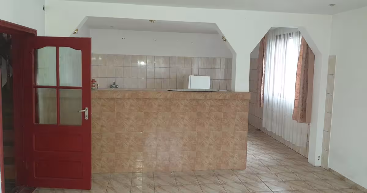 Casă individuală 670 mp cu 8 camere în Vadu Moldovei