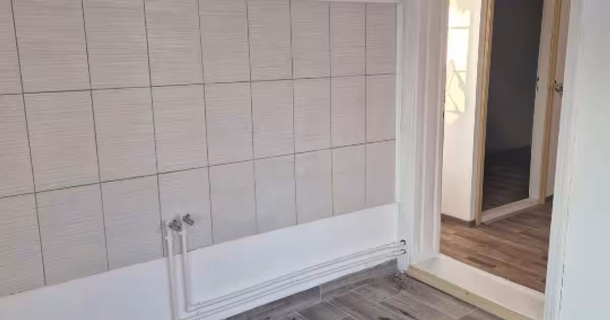 Vanzare casa 3 camere  din caramida presa renovata si teren arabil 1091mp