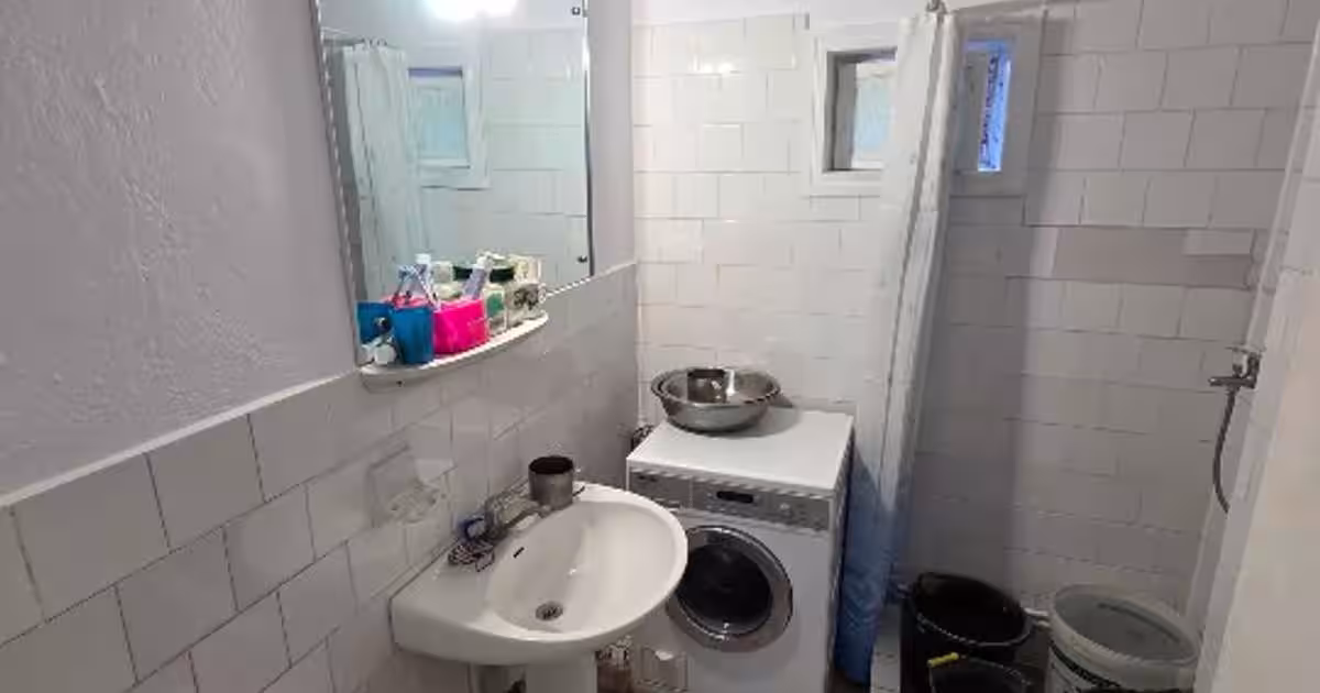 CASĂ CU TEREN  DE VÂNZARE ÎNTRO ZONĂ FRUMOASĂ SI LINISTITĂ | Imobiliare.ro