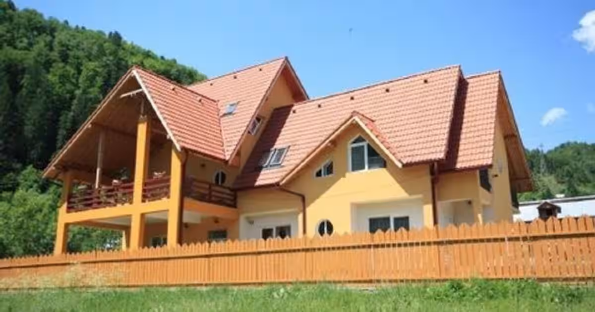 Duplex 360 mp cu 13 camere în Voineasa