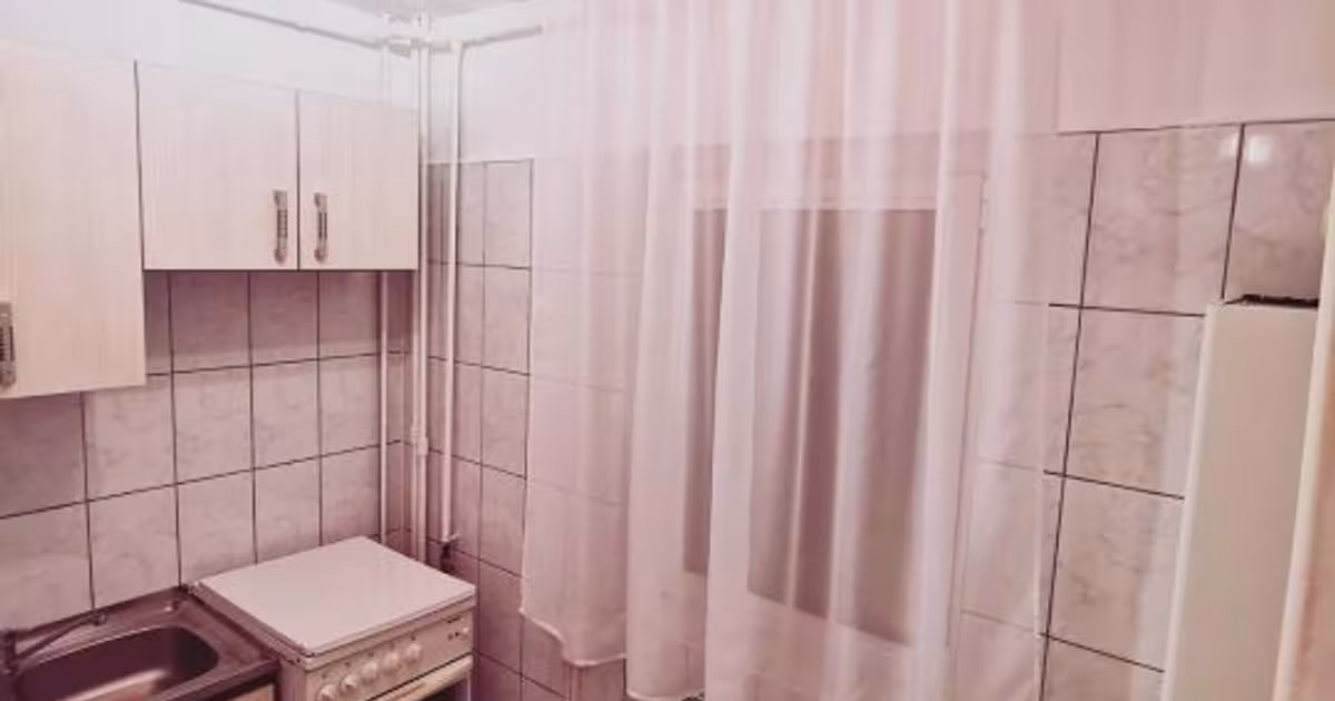 Garsonieră decomandată în zona Popa Șapcă, Pitești preț 1.200 RON / lună