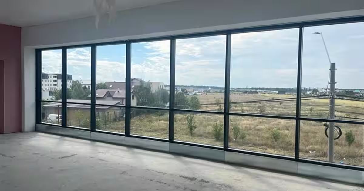 Vanzare centru comercial Otopeni, randament net 8%, constructie noua