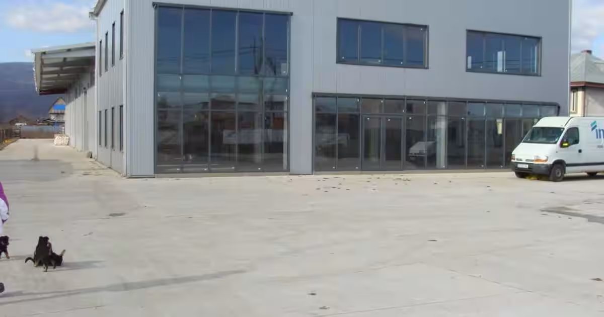 Spatiu comercial in suprafata de 1400 mp si teren 5000 mp.