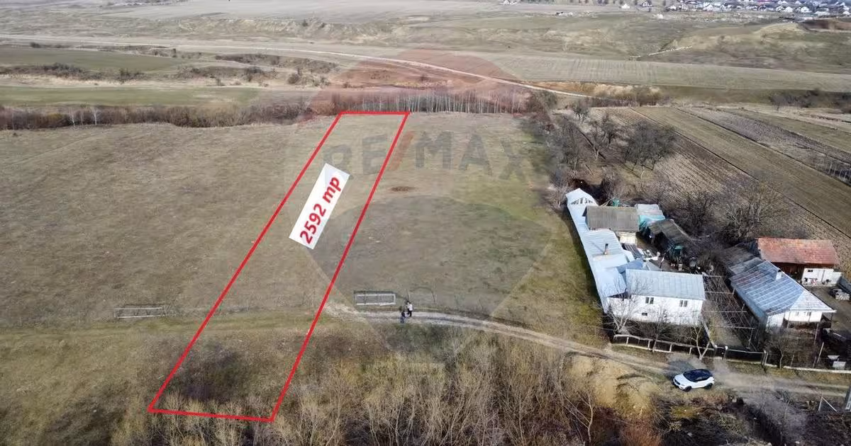 Teren agricol intravilan de 2592 mp, în Lipoveni