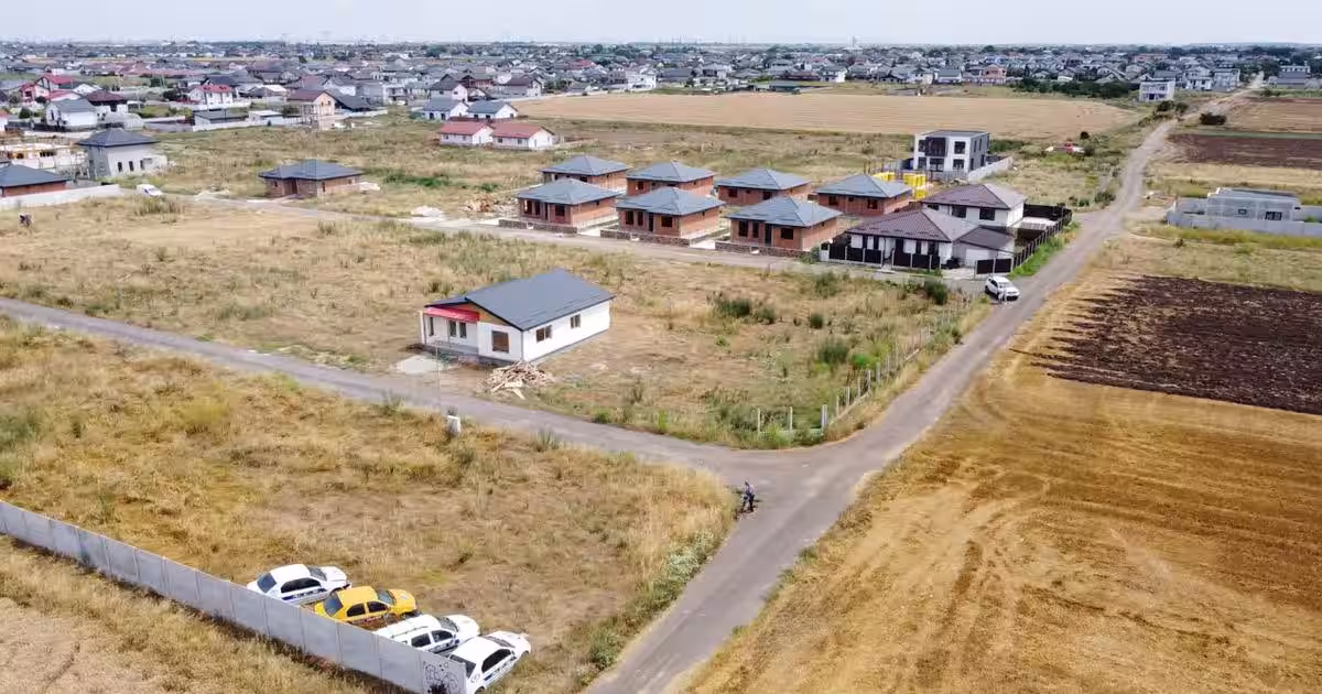 Lot Intravilan Dubla Deschidere 413mp | utilitati: curent | #UG17