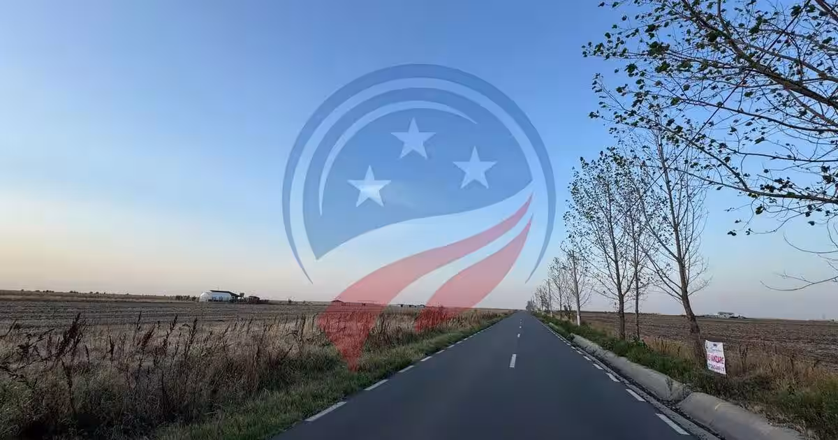 Teren generos, situat pe drum asfaltat între Craiova și Pielești