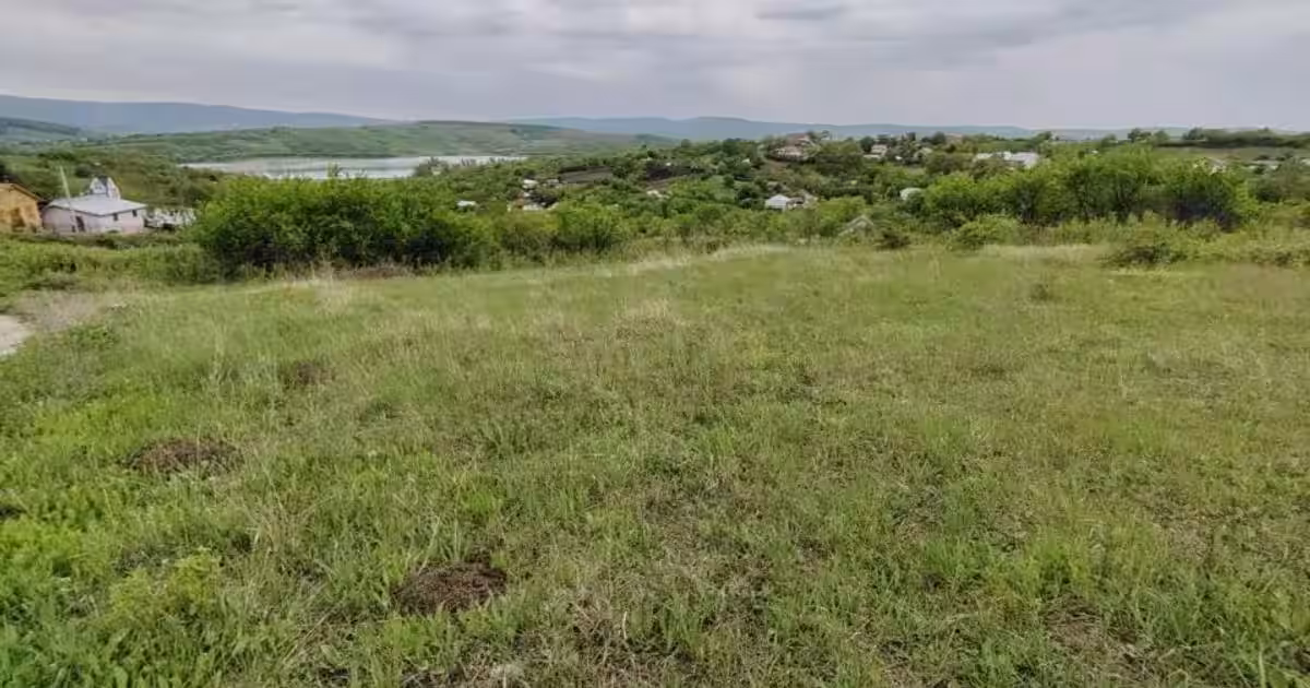Teren intravilan de vânzare – Ciurbești, vedere la lac
