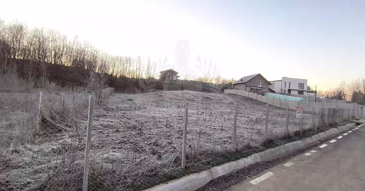 Teren Construcții intravilan de 1350 mp, în Plopu