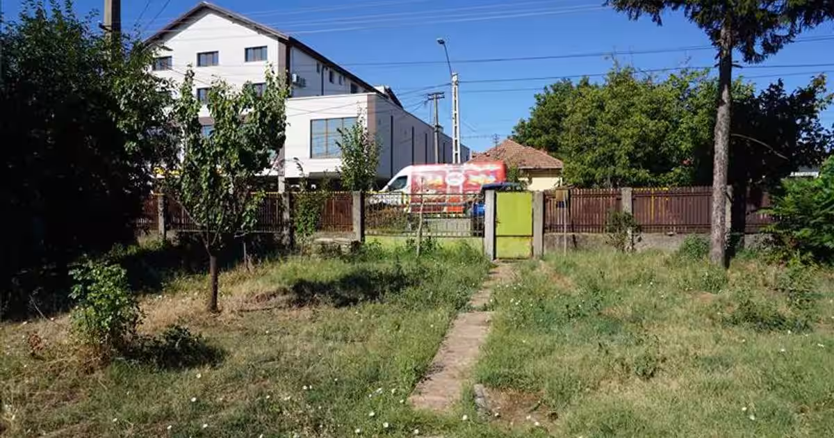 Teren stradal cu casa veche in Podari - toate utilitatile