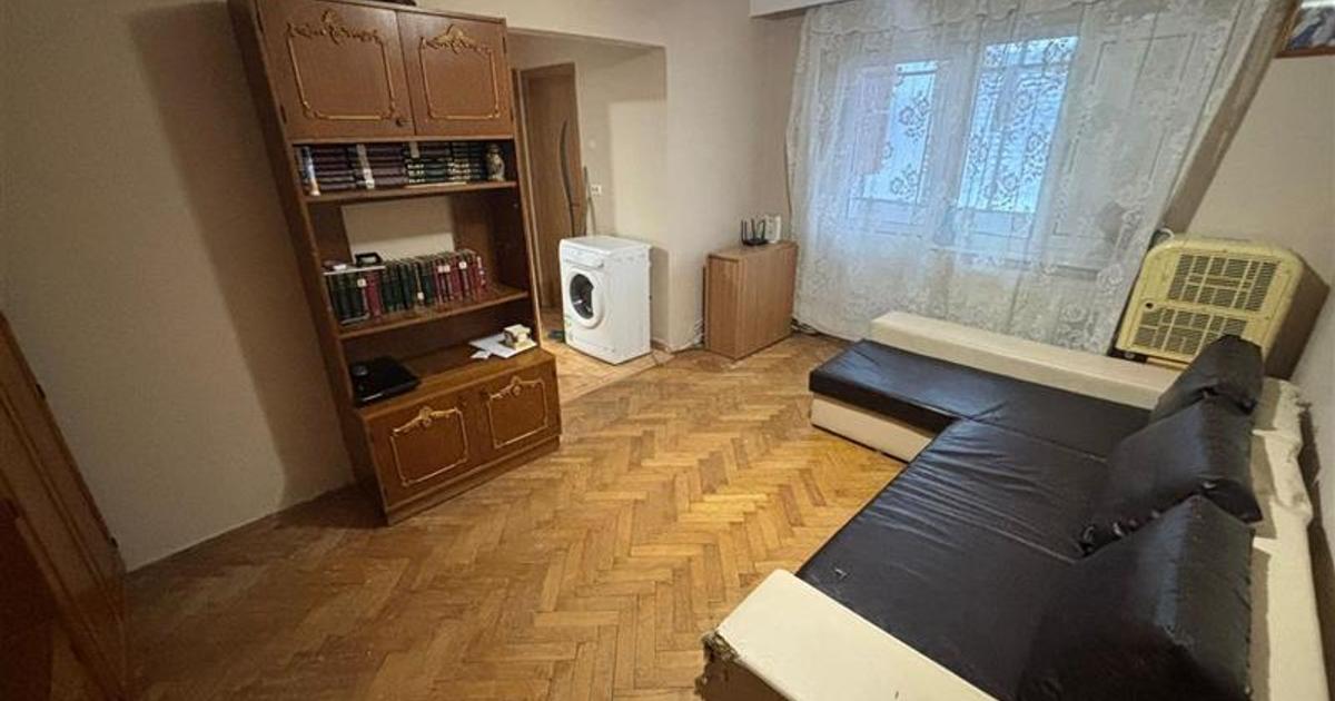 Apartament semidecomandat cu 3 camere în zona Central, Bacău