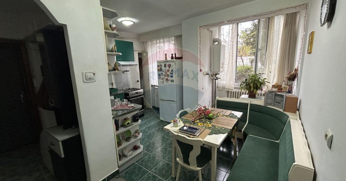 Apartament cu 3 camere de închiriat în zona Central