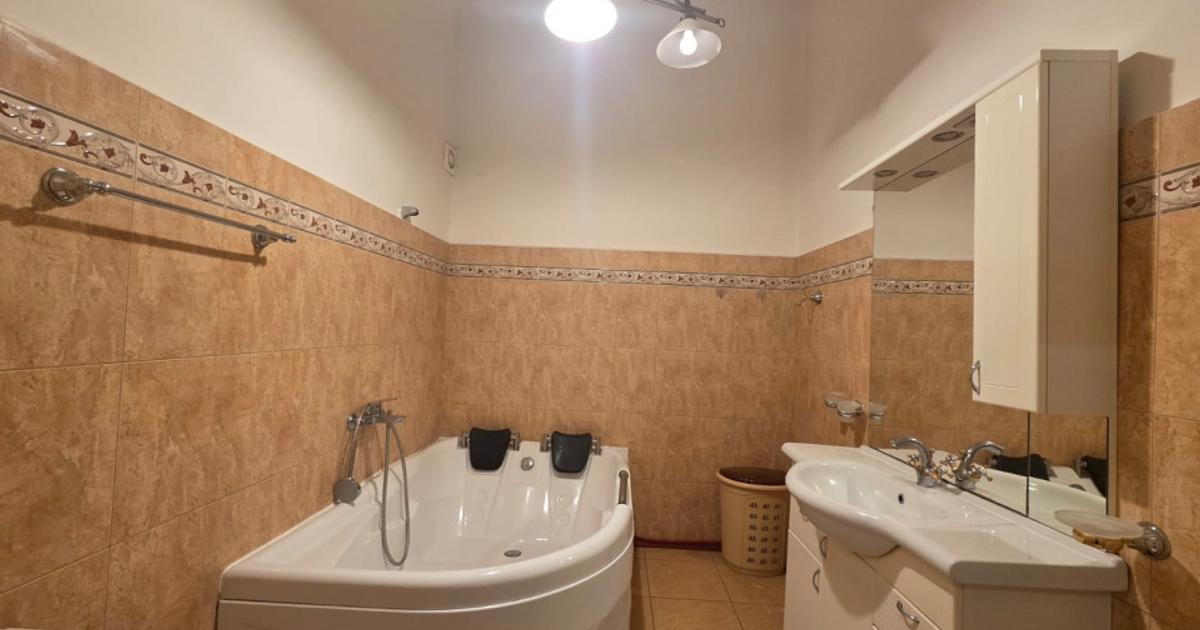 Apartament cu 2 camere semidecomandat, et 1, zona Centrala