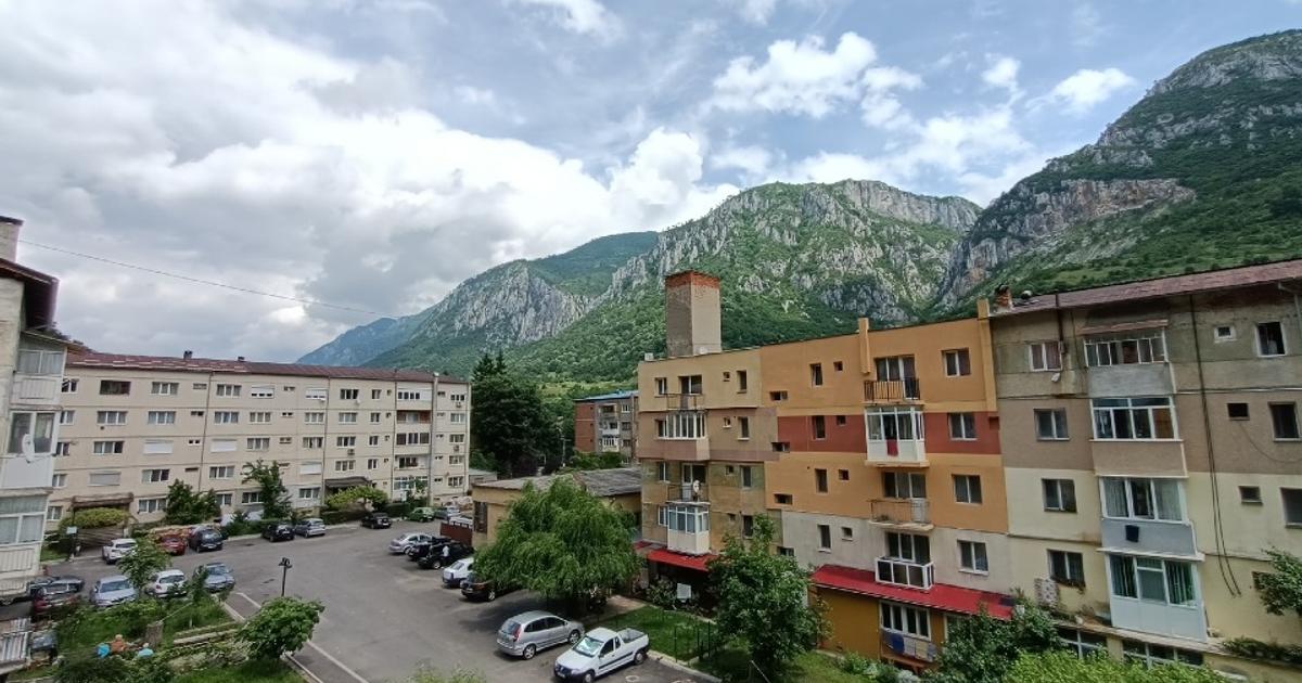 Apartament semidecomandat cu 3 camere în Băile Herculane