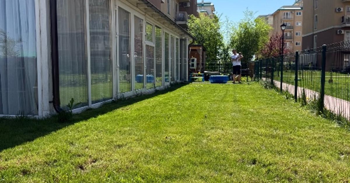 Apartament cu TERASA de 100 mp, GRĂDINA de 100 mp și vedere la PISCINA