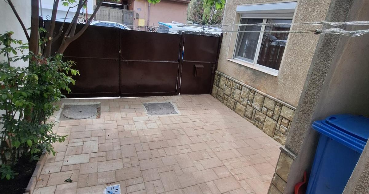 Zona Trocadero , imobil 90 mp., IDEAL BIROURI, curte