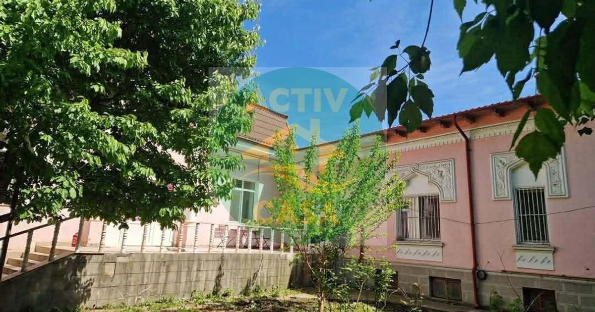 Casă 140 mp cu 4 camere în Roman