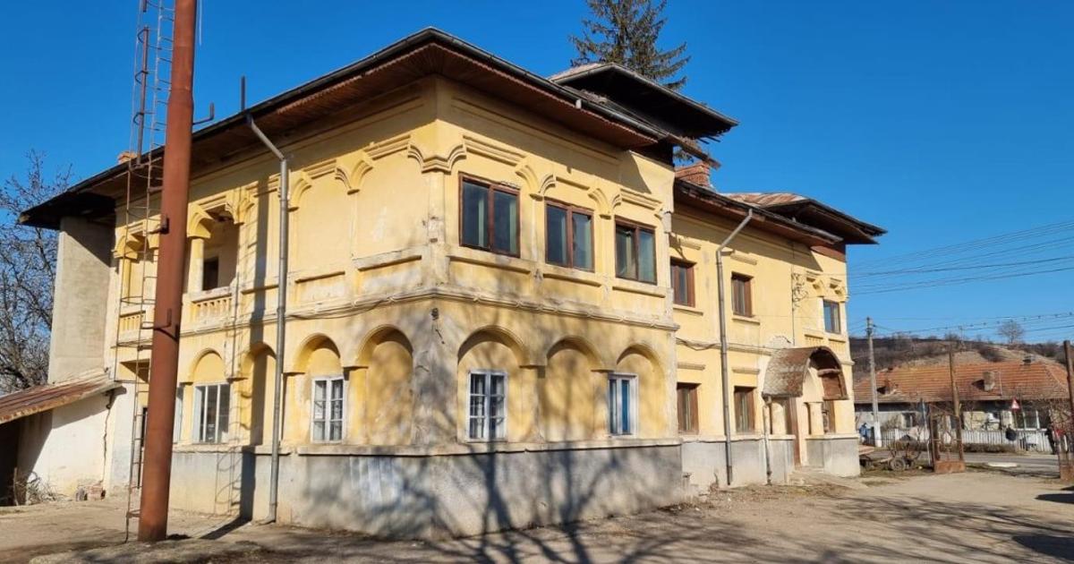 Casă 602 mp cu 22 camere în Ceptura de Jos