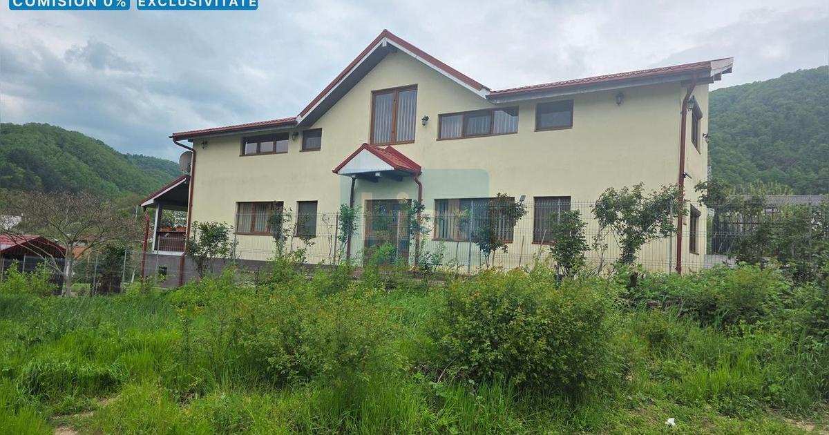 Casă 211 mp cu 6 camere în Dubova