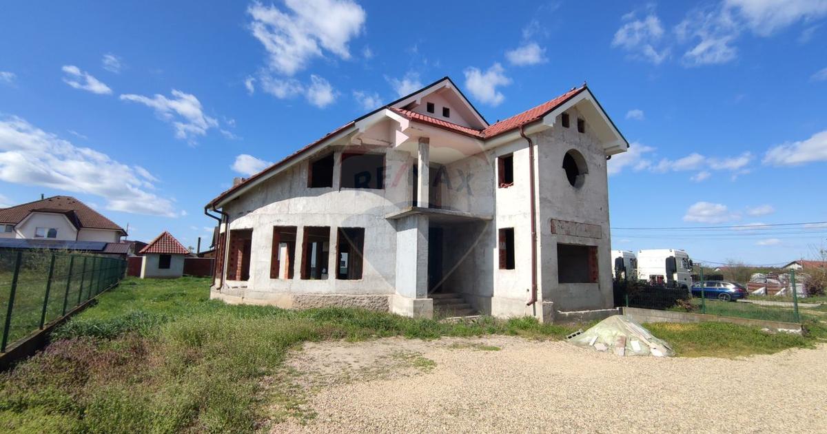 Vilă P+E, 378 mp, la roșu, Sânmartin, arhitectură unică, teren 726 mp