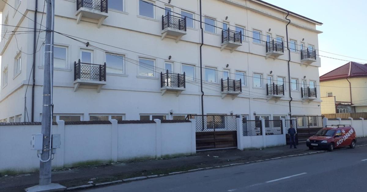 Casă individuală 1,100 mp cu 21 camere în Oltenița
